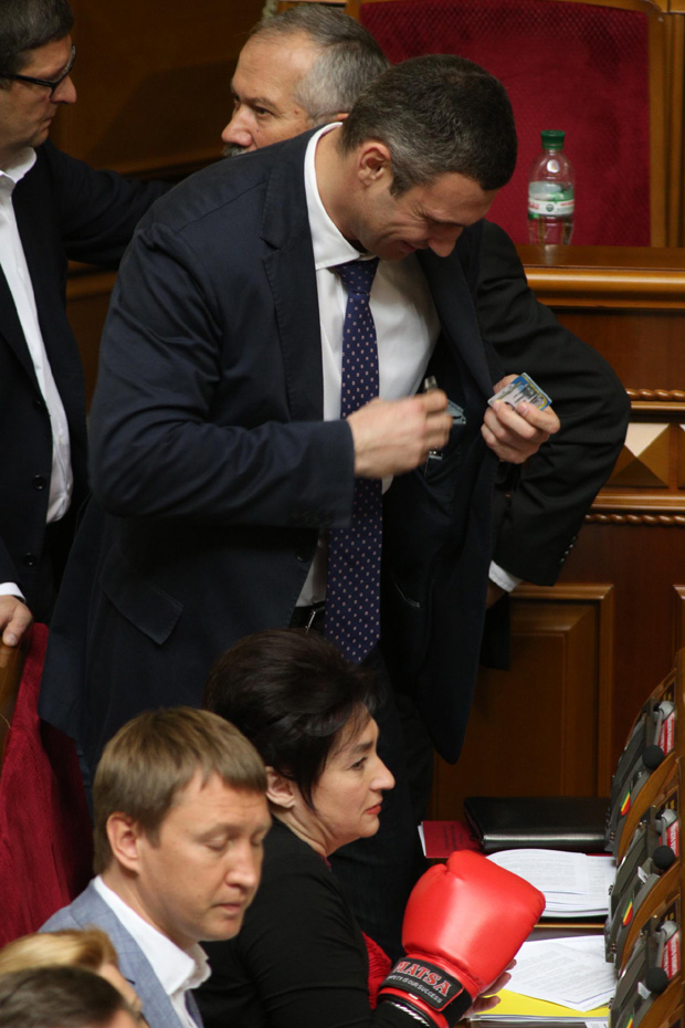 Лідер Удару Віталій Кличко подарував своєму депутату Марії Матіос рукавичку 