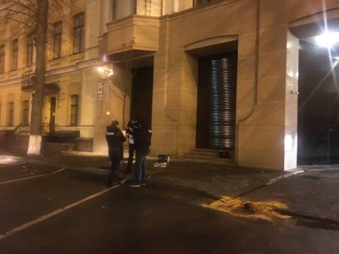 Під офісом Ахметова працює поліція, збирають залишки вибухової речовини на експертизу. Фото:УП