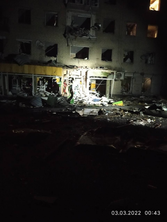 Разрушение дома, куда попал снаряд русских оккупантов