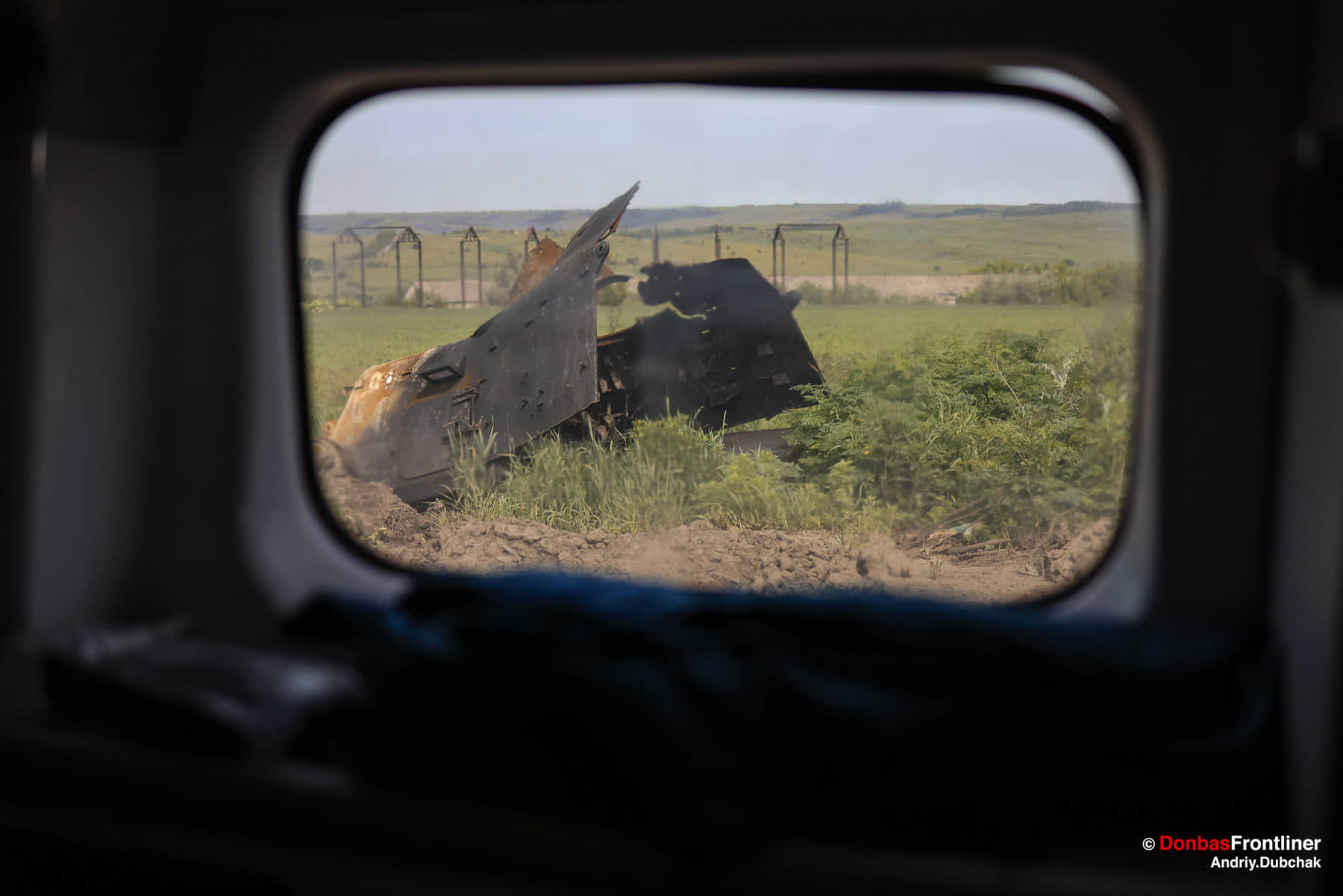 Розірвана українська САУ дорогою до Часового Яру. Тут росіяни часто атакують за допомогою дронів-камікадзе 