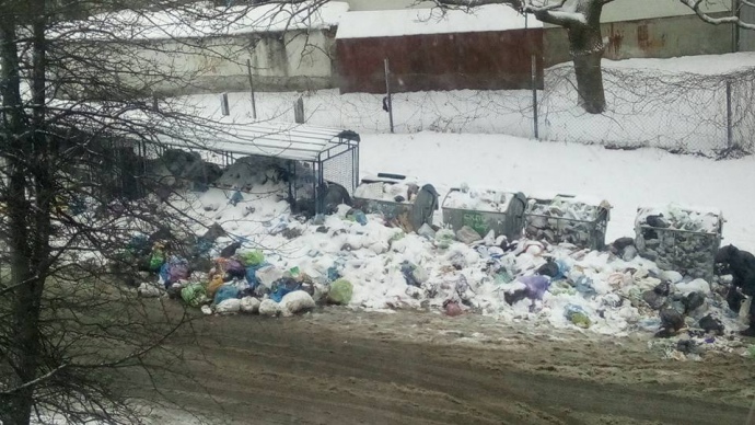 Львів'яни часто виставляють соцмережах купи невивезеного сміття біля своїх будинків