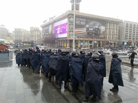 Правоохоронці, які вранці відтісняли людей на Майдані Незалежності