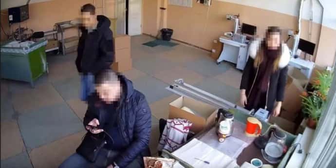 Поліцейські під час обшуку на одному з підприємств Одеси. Відео з камери спостереження потрапило в мережу.