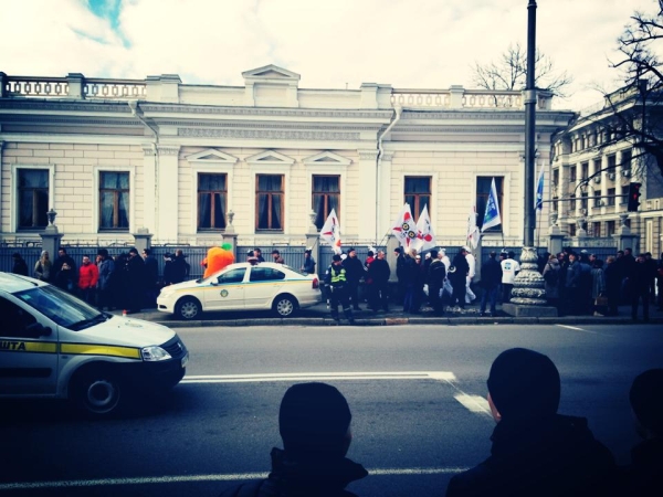 Митинг под Радой, улица Грушевского перекрыта. Фото Александра Аронца