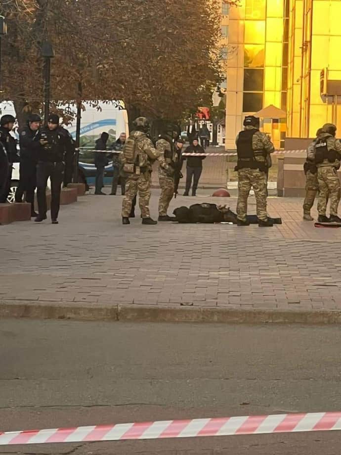 Мужчина с огнестрельным оружием и миной хотел захватить бизнес-центр в Киеве