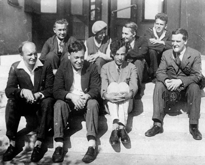 Сотрудники УФТИ на ступеньках главного корпуса, 1934 год. Ландау — третий слева в нижнем ряду. Справа от него — Петр Капица, под личное поручительство которого его через пять лет выпустят из тюрьмы