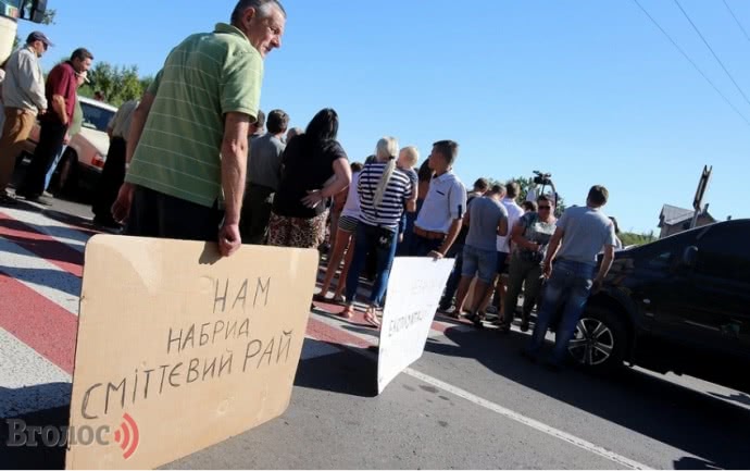 Наприкінці серпня мешканці Малехова та Грибовичів перекрили дорогу, щоб зупинити підозрілі роботи на сміттєзвалищі