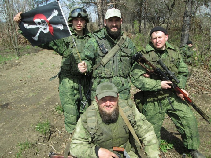 Бойовик справа на фото зі снайперською гвинтівкою - Віктор Агєєв.