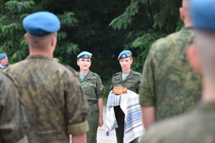 Российских военных встречают хлебом-солью в Беларуси