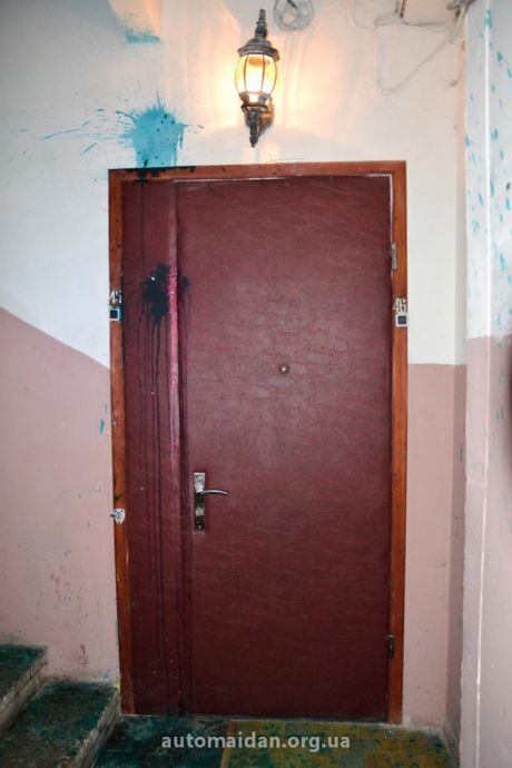 Зеленкой облили дверь квартиры матери Пояркова