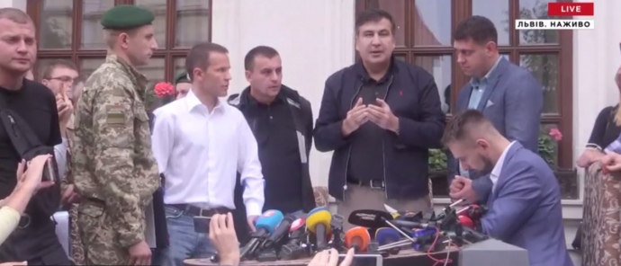 Пограничник зачитывает Саакашвили админпротокол о нарушении им границы