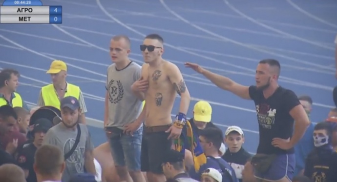 Сергій Величко (у чорній футболці) керує харківськими фанатами на 