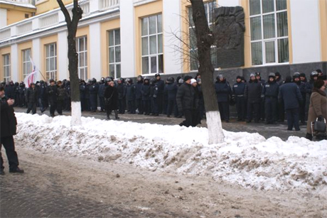 Міліція на захисті Вінницької ОДА перед штурмом. Фото видання iVin