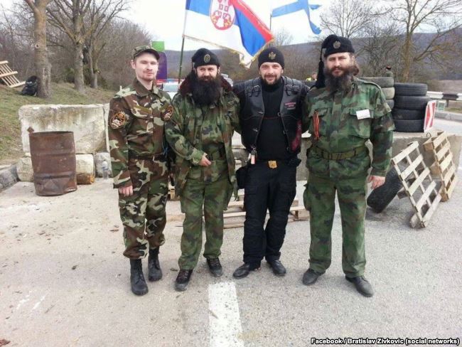 Живкович (2-й л) з іншими прибульцями з Сербії, як виглядає, на блокпості у Криму, 2014 рік