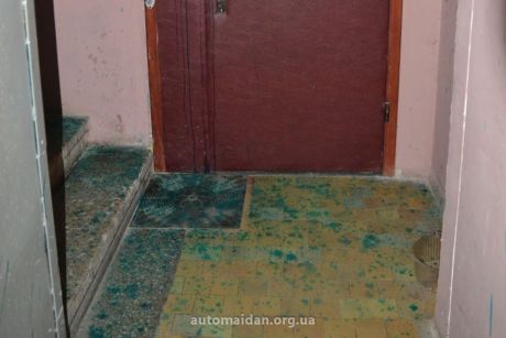 Зеленкой облили дверь квартиры матери Пояркова