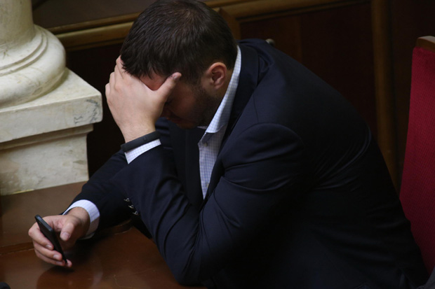 Син президента Віктор Янукович-молодший заглибився у телефон