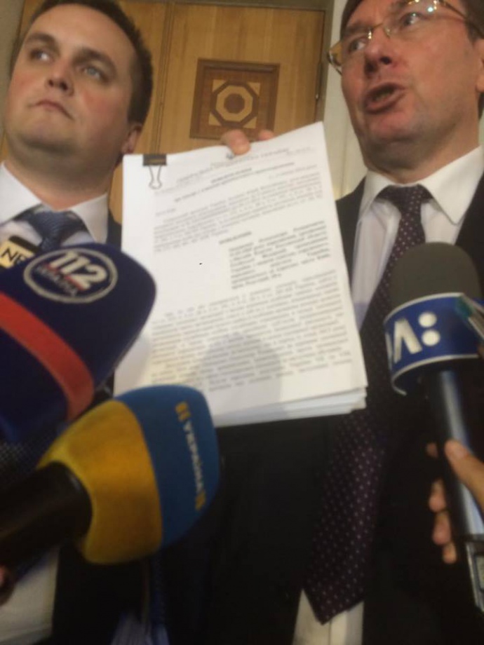 Назар Холодницкий и Юрий Луценко держат подозрение Онищенко 5 июля 2016 года