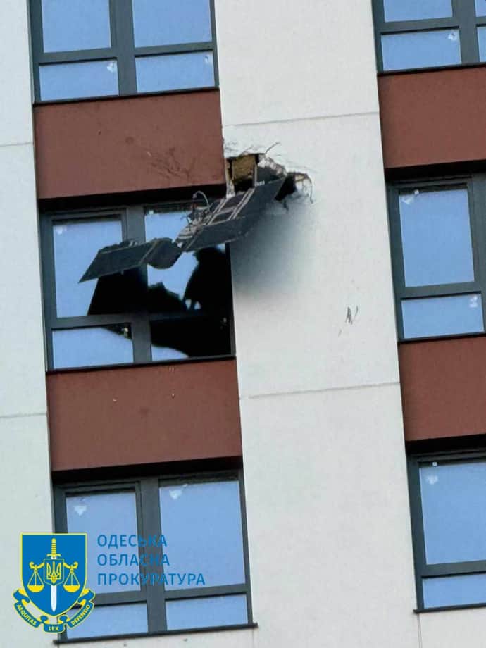 Последствия разлета обломков дрона в Одессе