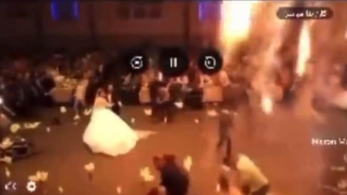 Скриншот с видео Skynews, пожар начался во время танца новобрачных