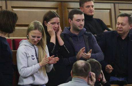 Евгения плачет на балконе ВР после того, как парламент проголосовал за немедленное освобождение экс-премьера