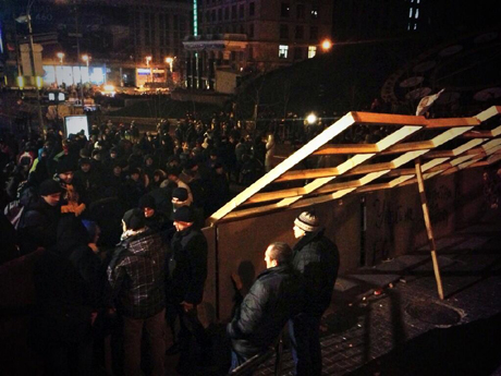 Мітингарі на Майдані укріплюють тили та будують барикади
