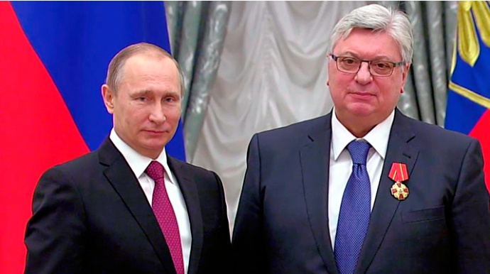 Торкунов (справа) получал государственные награды лично из рук президента РФ Владимира Путина