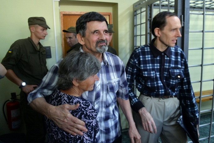 Щойно звільненні з-під варти комуністи Олександр Цимбал (праворуч) та Віктор Рижевол