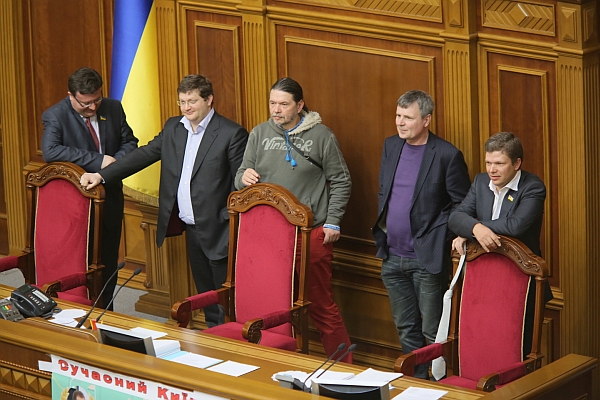 Опозиція блокує президію Верховної Ради. Фото Дмитра Ларіна