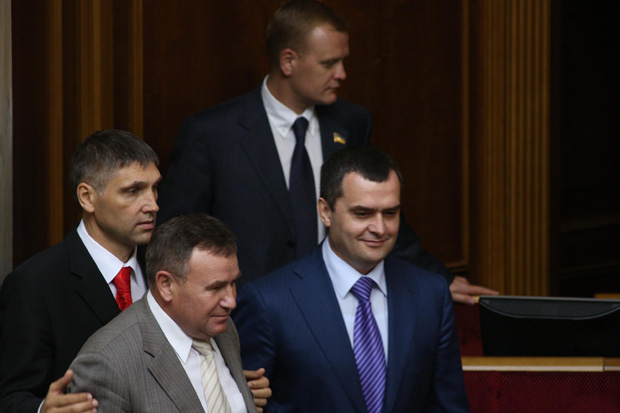 Депутати-регіонали привели міністра внутрішніх справ Захарченка