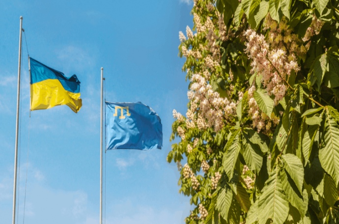 <p><strong><em>Ukrainian and Crimean Tatar flags/</em></strong><a href=