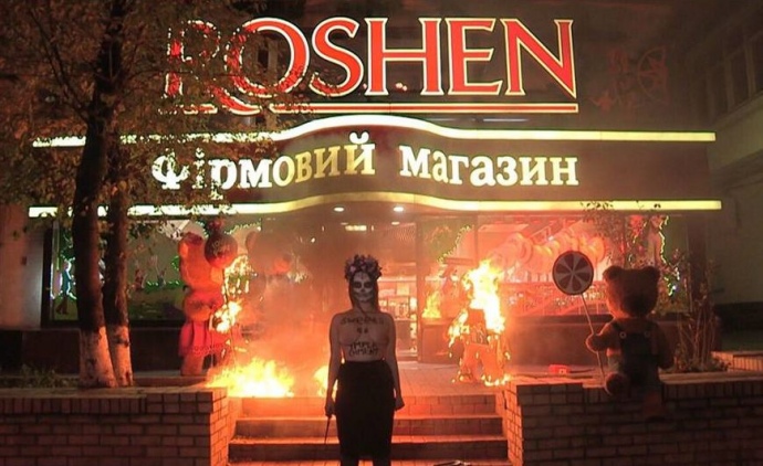 Активістка Femen спалила ведмедів біля Roshen'у у Києві