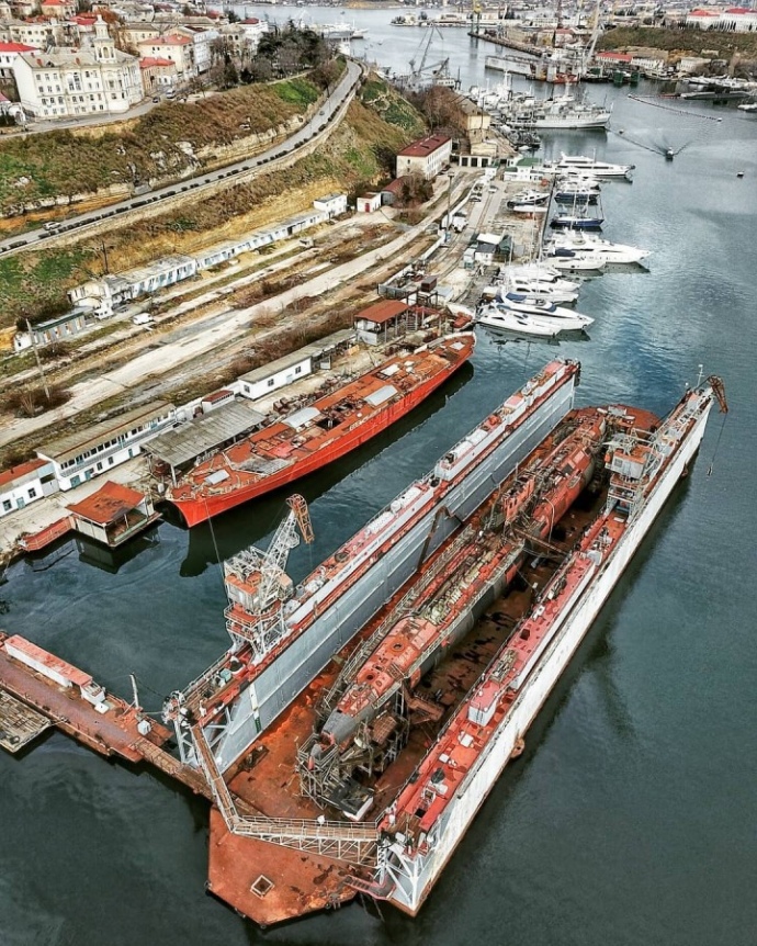 У бухті Севастополя Ппдводний човен очікував на ремонт з середини 2000-х 