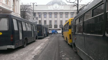 Вулицю Грушевського перекрили автобусами. Фот Оксани Денисової
