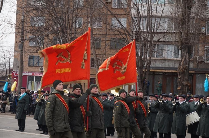 На параді в Кривому Розі нацгвардійці маршували з радянськими прапорами