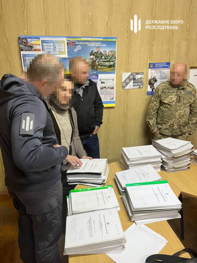 В Запорожье руководитель ТЦК с подчиненными помог избежать мобилизации 300 мужчинам, фото ГБР