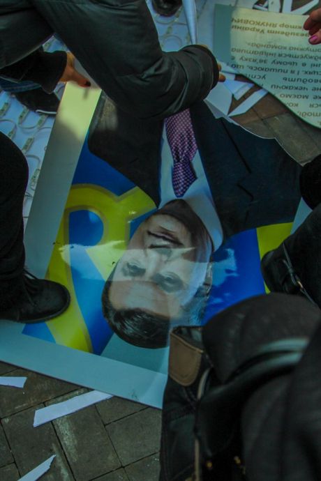 В Днепропетровске растоптали портрет Януковича