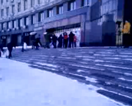 Активісти збирають сніг у мішки та блокують входи до ОДА та мерії. Скрін-шот трансляції