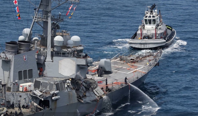 Филиппинский контейнеровоз протаранил американский эсминец своим бульбом 