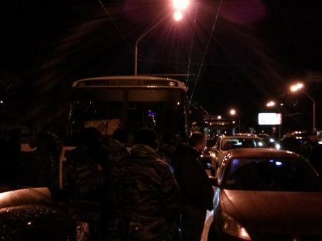 Машини Автомайдану зламалися перед Беркутом, заблокувавши міліціонерам виїзд