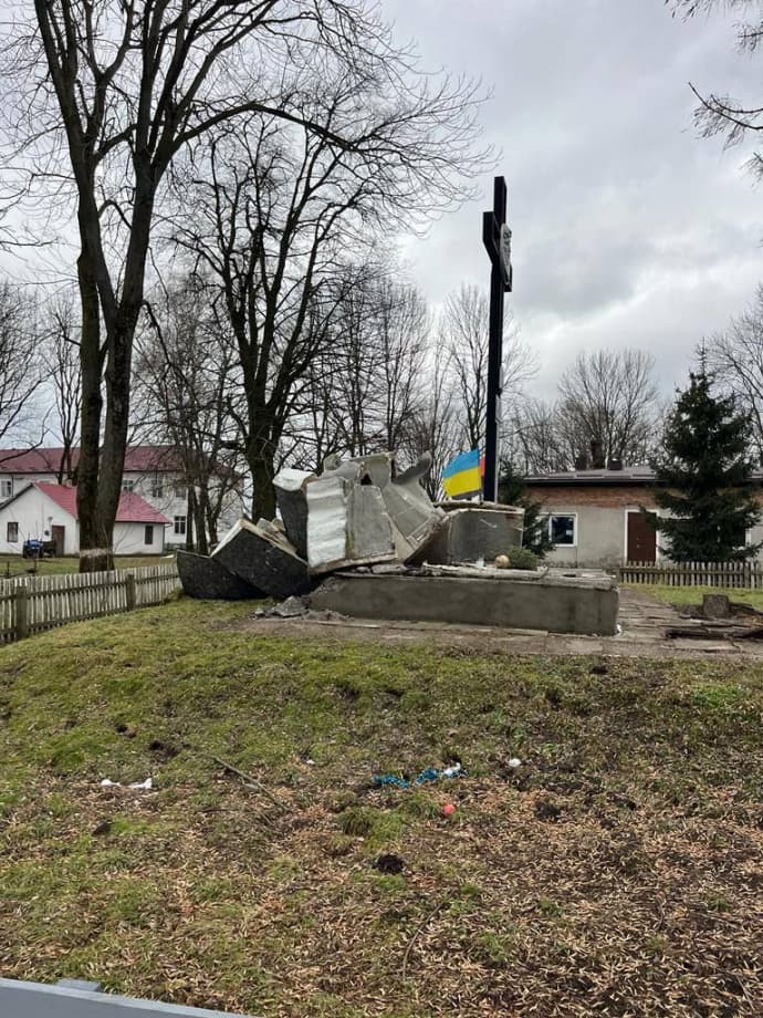 У селі Кустин знесли останній на Львівщині радянський пам'ятник