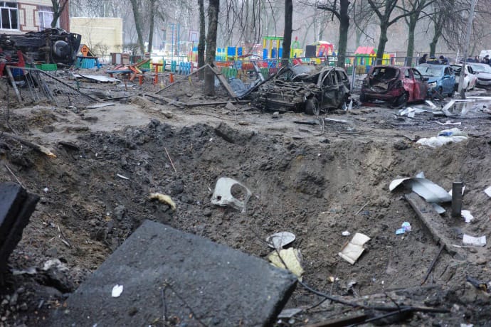 Во дворе дома в Днепровском районе образовалась большая воронка от падения обломка ракеты