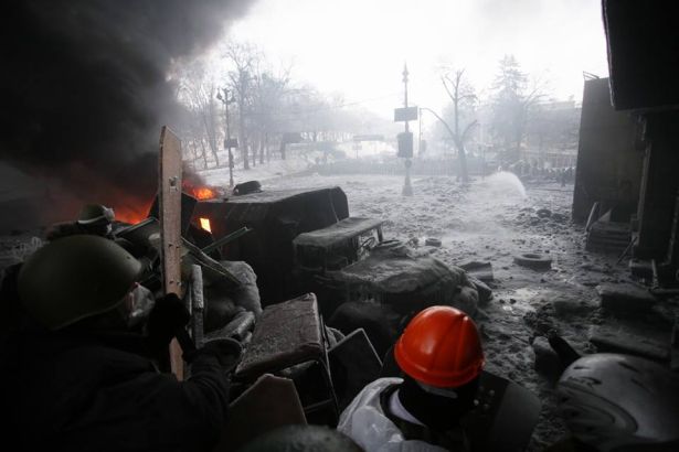 Лед и дым. Фоторепортаж с Грушевского, 25 января