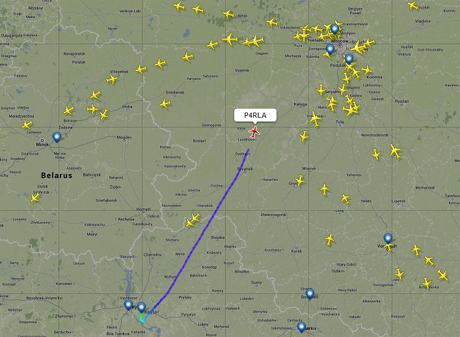 Єдиний літак, який летить з Києва в Москву, належить Ахметову. На ньому, скоріш за все, і летить Янукович. Клікніть для збільшення