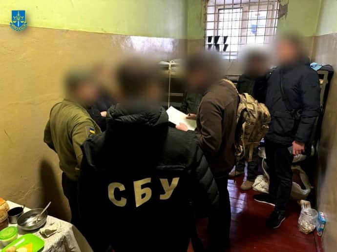 Заключенный во Львовской области тайно использовал смартфон и связался с ФСБ