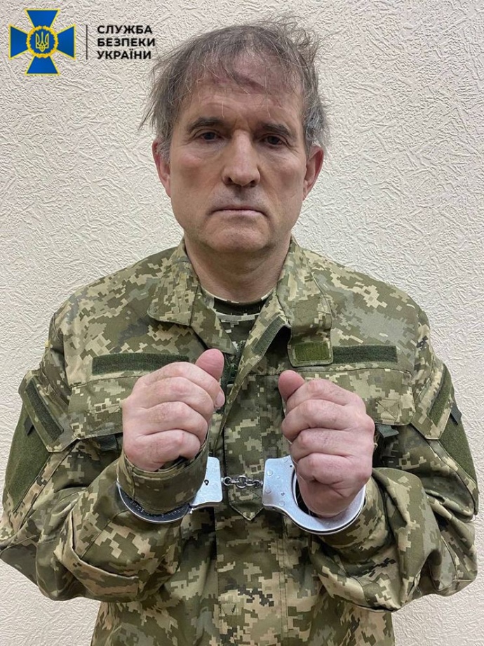 Задержанный Медведчук с наручниками на руках и в камуфляже ВСУ