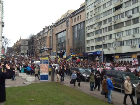 Мітинг йде на віче до парку Шевченка. Фото Ганни Грабарської