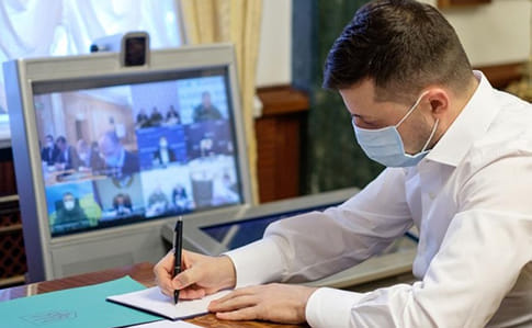 Зеленський пропонує онлайн-курси для лікарів, щоб навчити їх користуватися апаратами ШВЛ