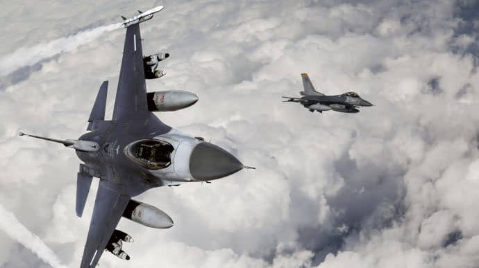 Six Ukrainian pilots complete basic training for F-16 flights in the UK