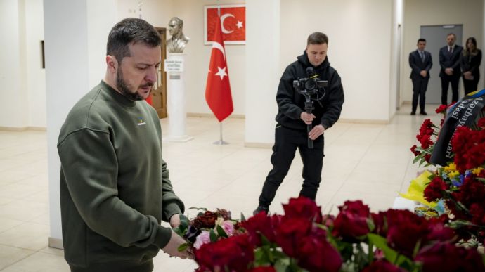 Зеленський вшанував пам’ять загиблих у Туреччині: Розділяємо біль