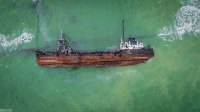 Із затонулого в Одесі танкера Delfi у море знову потекли нафтопродукти